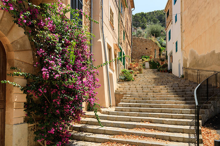 Alte Straße in dem Dorf Banyalbufar auf Mallorca