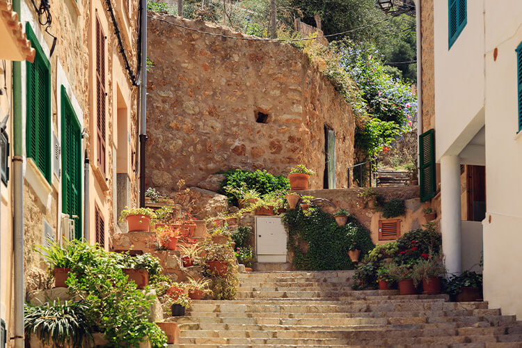 Alte Straße in dem Dorf Banyalbufar auf Mallorca